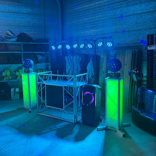 Lichtset 1: 2x Compar Kit 2 partybar, 2x ADJ Starburst, DJ Booth, Truss statief, bekabeling