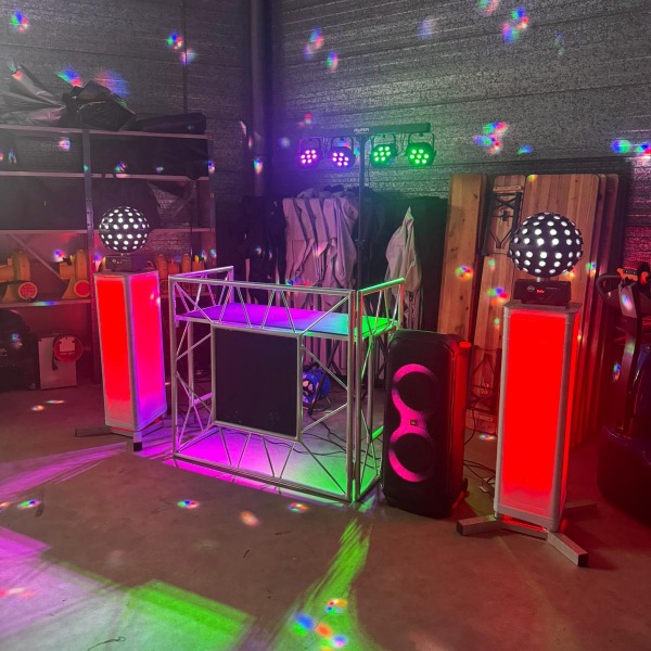 Lichtset 2: 1x Compar Kit 2 partybar, 2x ADJ Starburst, DJ Booth, Truss statief, bekabeling-copy1